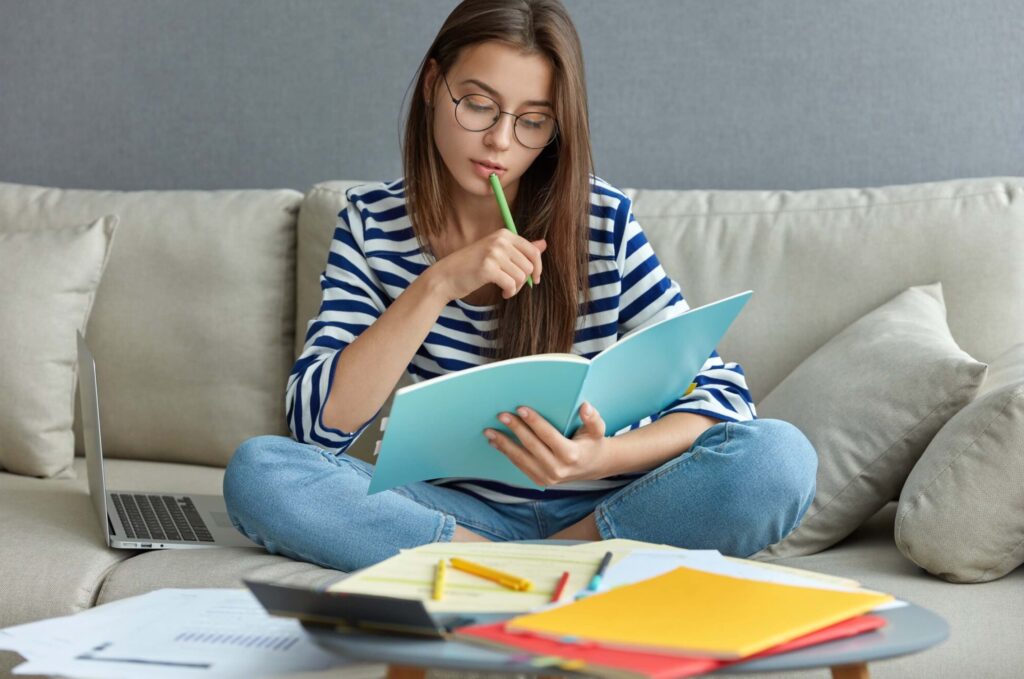 chica estudiando